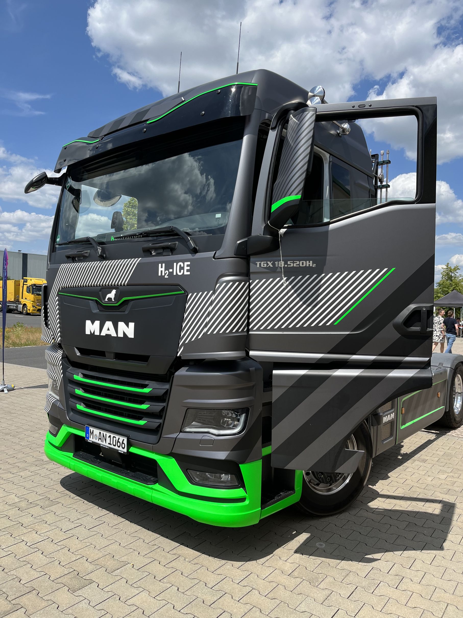 MAN H2-ICE Truck