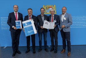 Personengruppe mit Förderbescheiden
