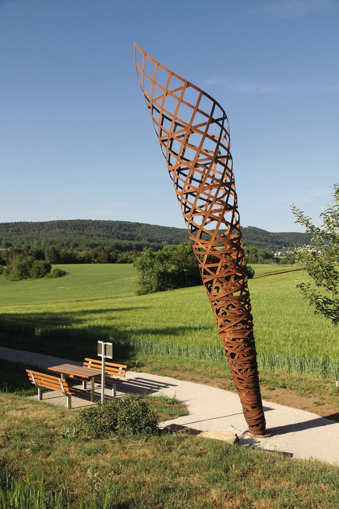 Die Skulptur eines Tornados aus Stahl markiert den geographischen Mittelpunkt Oberfrankens