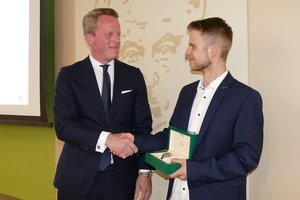 Rolex-Preisträger bei Uhr-Übergabe