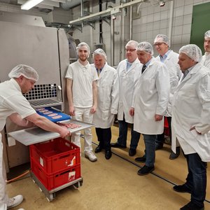 Personen vor Maschine