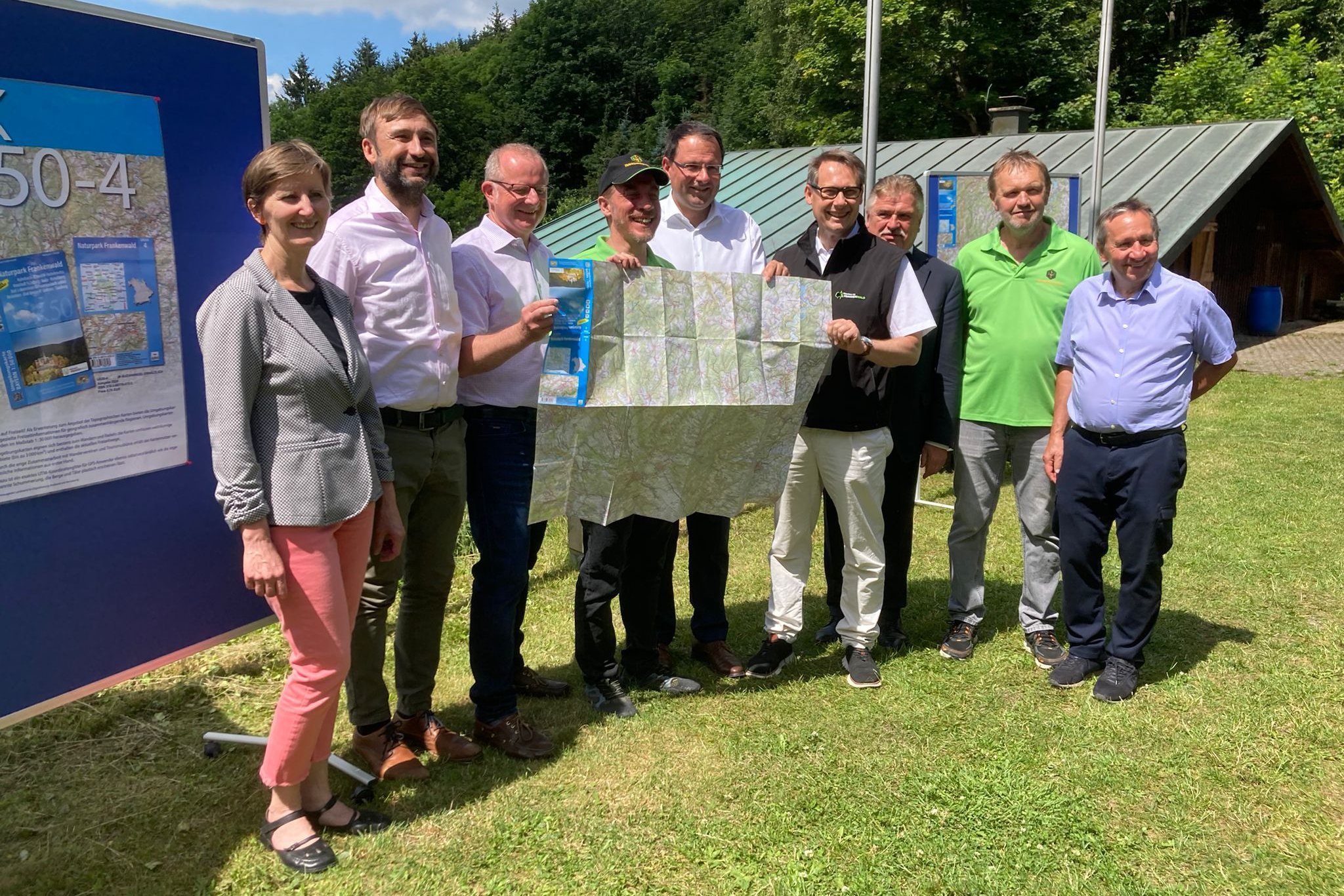 Personengruppe mit Umgebungskarte