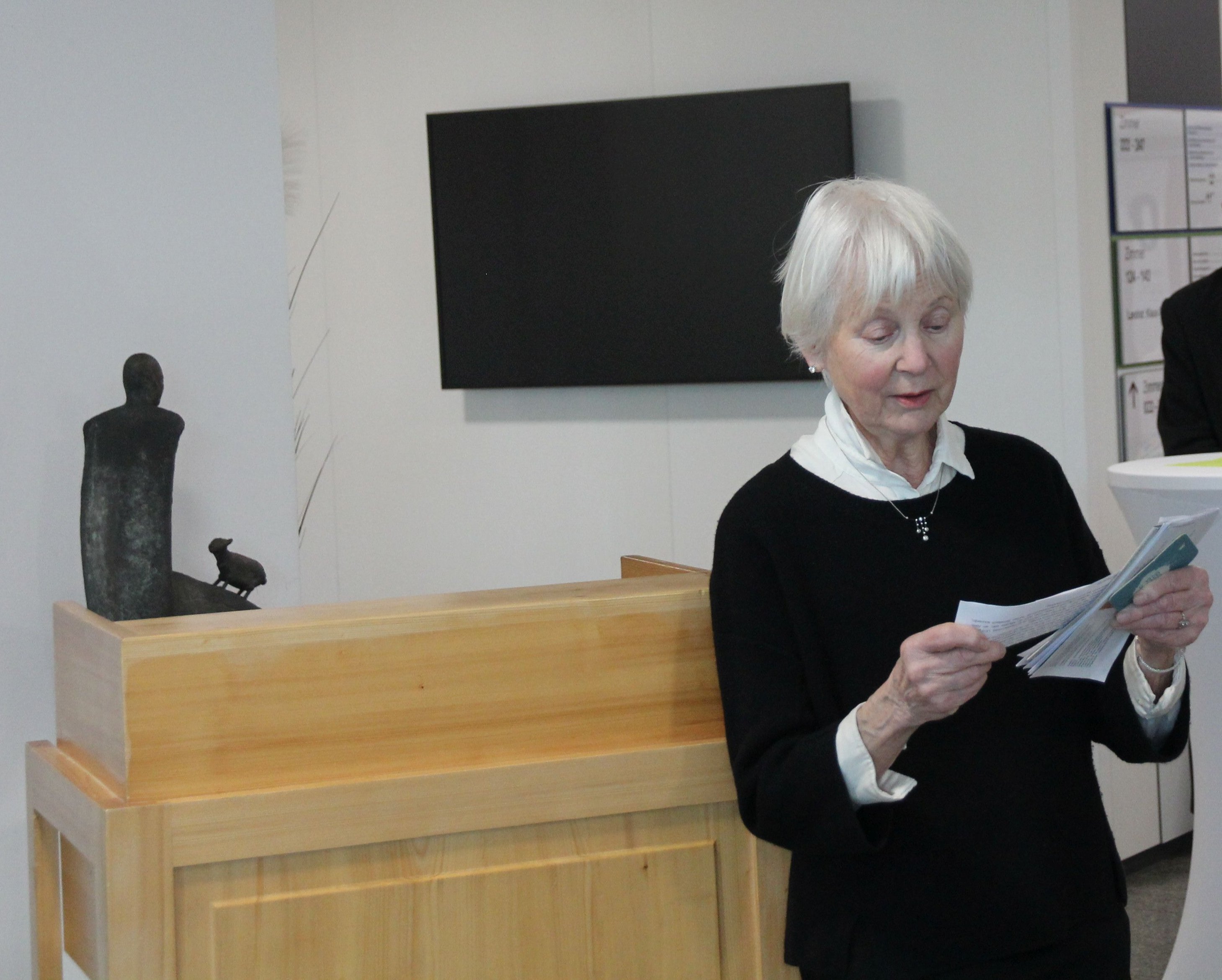 Hella Soldan liest einen Text von Jean Paul - korrespondierend zu Eponaten in der Ausstellung
