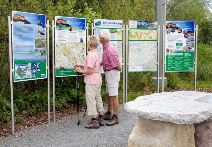 Infopoint am Zusammenfluss von weissem und rotem Main