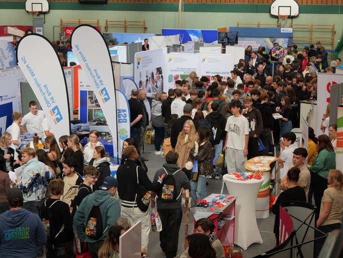 Jugendliche mit und ohne Eltern im Gespräch mit Vertretern von Ausbildungsbetrieben und Institutionen