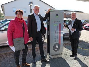 Personengruppe an E-Ladesäule