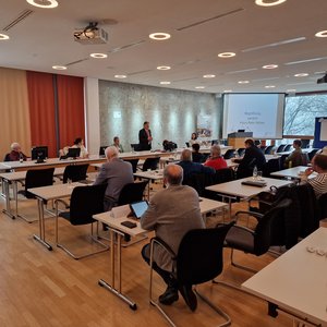 Akteur:innen des Gesundheitsforums im Großen Saal des LRA