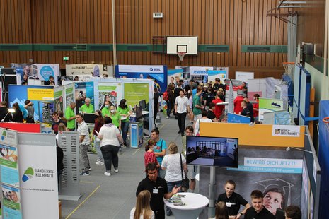 Blick in die Messehalle in der Carl-von-Linde-Realschule Kulmbach