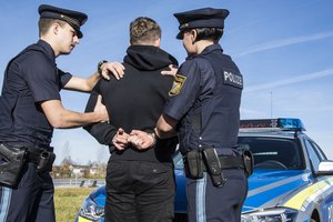 Polizeibeamte bei einer Festnahme