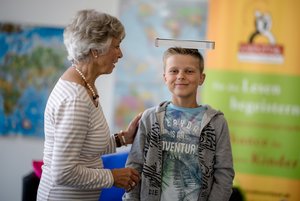 Lesementorin mit Schüler