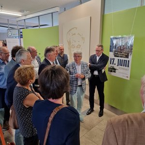 Personengruppe in Ausstellung