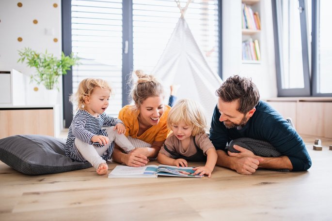 Junge Familie mit zwei kleinen Kindern