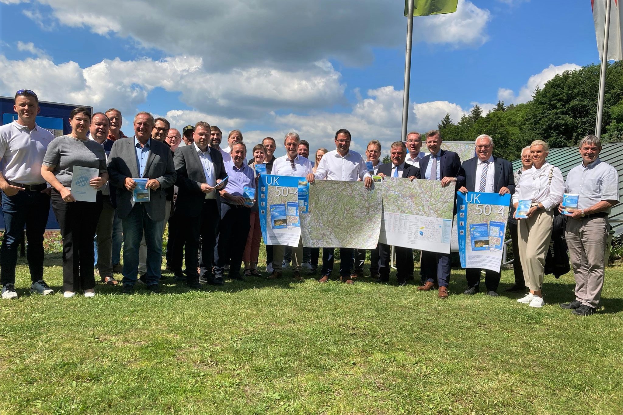 Personengruppe mit Umgebungskarte