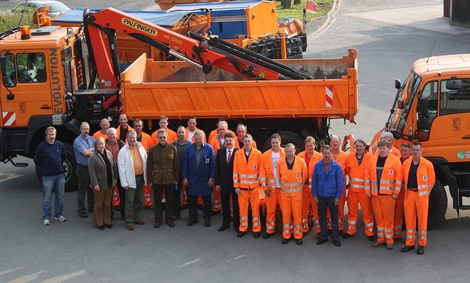 Das Team der Kreisstraßenmeisterei vor ihrem Fuhrpark