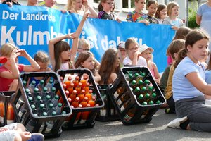 Kinder mit Getränkekästen