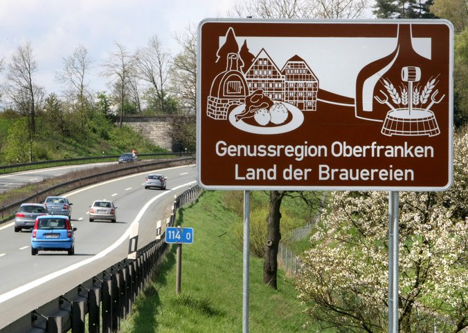 Schild mit Hinweis auf die Genussregion Oberfranken