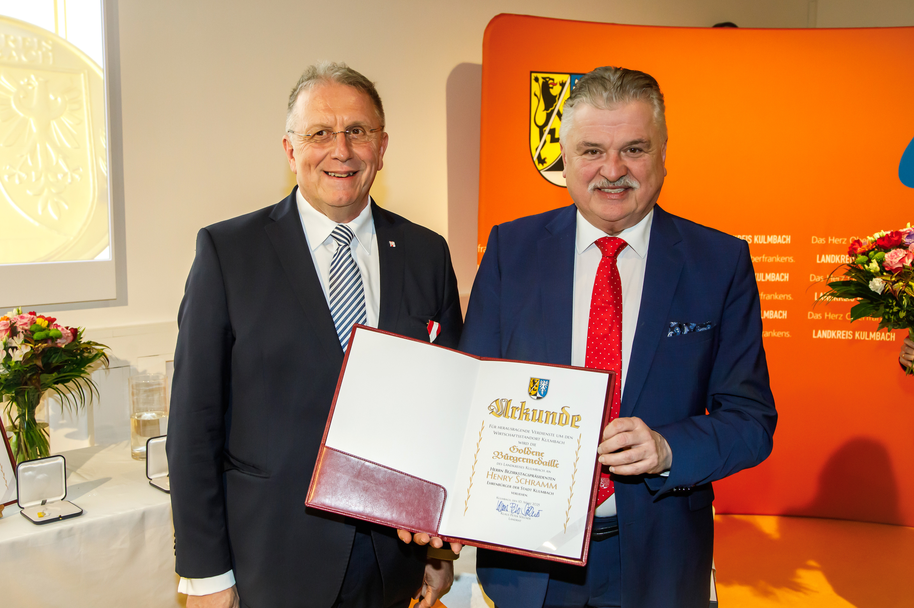 Übergabe der goldenen Bürgermedaille an Henry Schramm