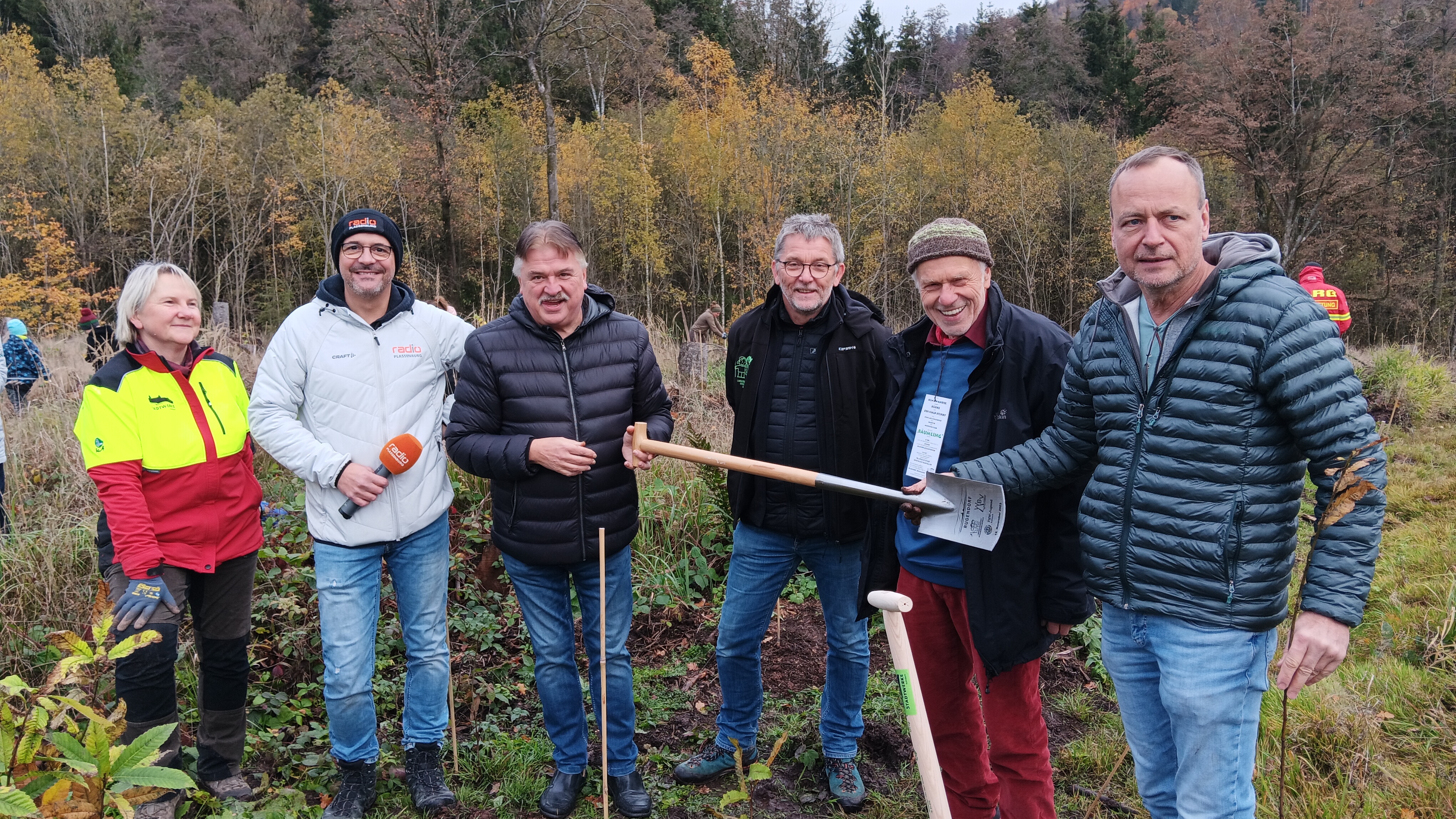 Personengruppe bei Baumpflanzung