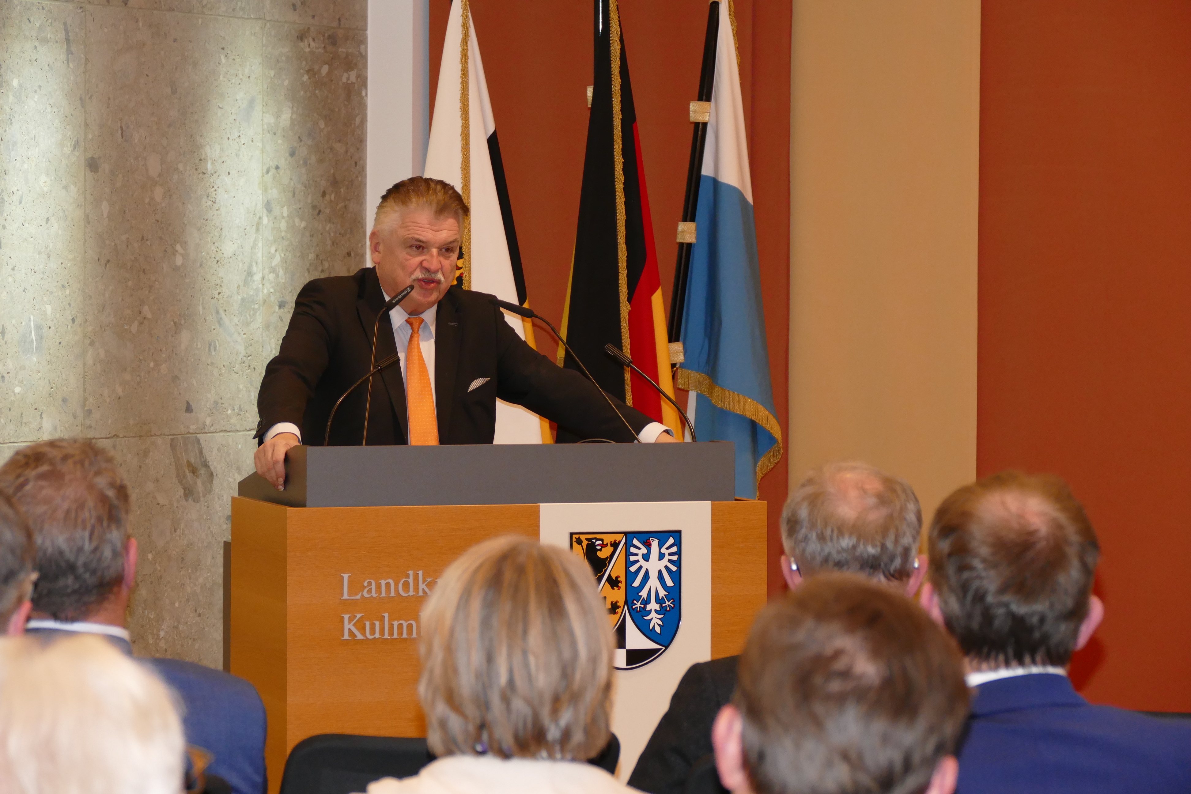 Landrat am Rednerpult