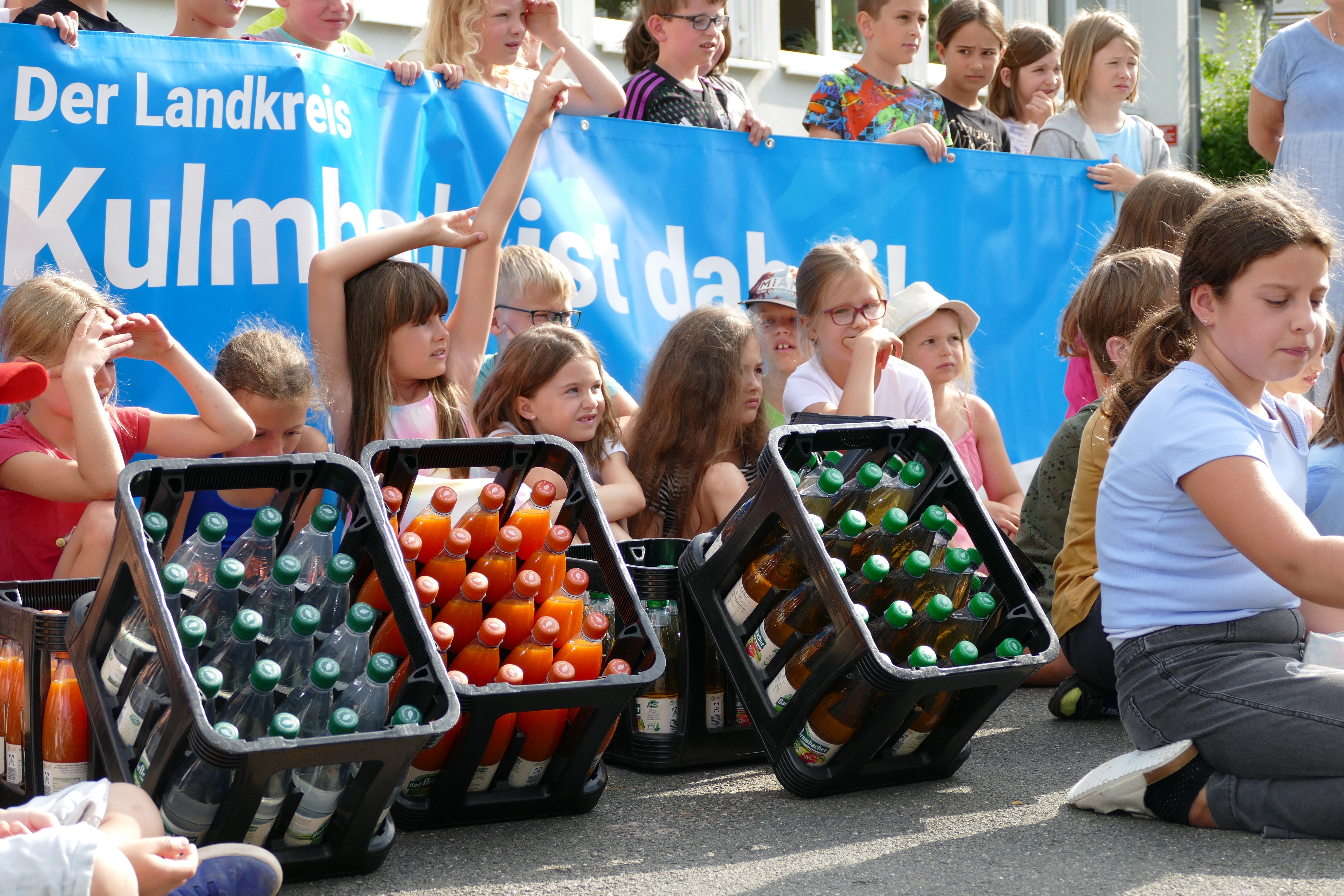 Kinder mit Getränkekästen