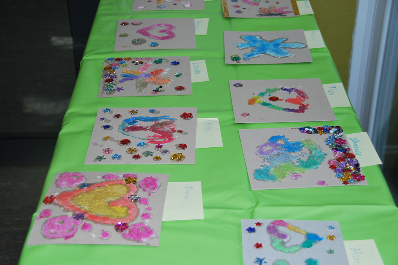 Basteltisch mit selbst gemalden Kinderbildern