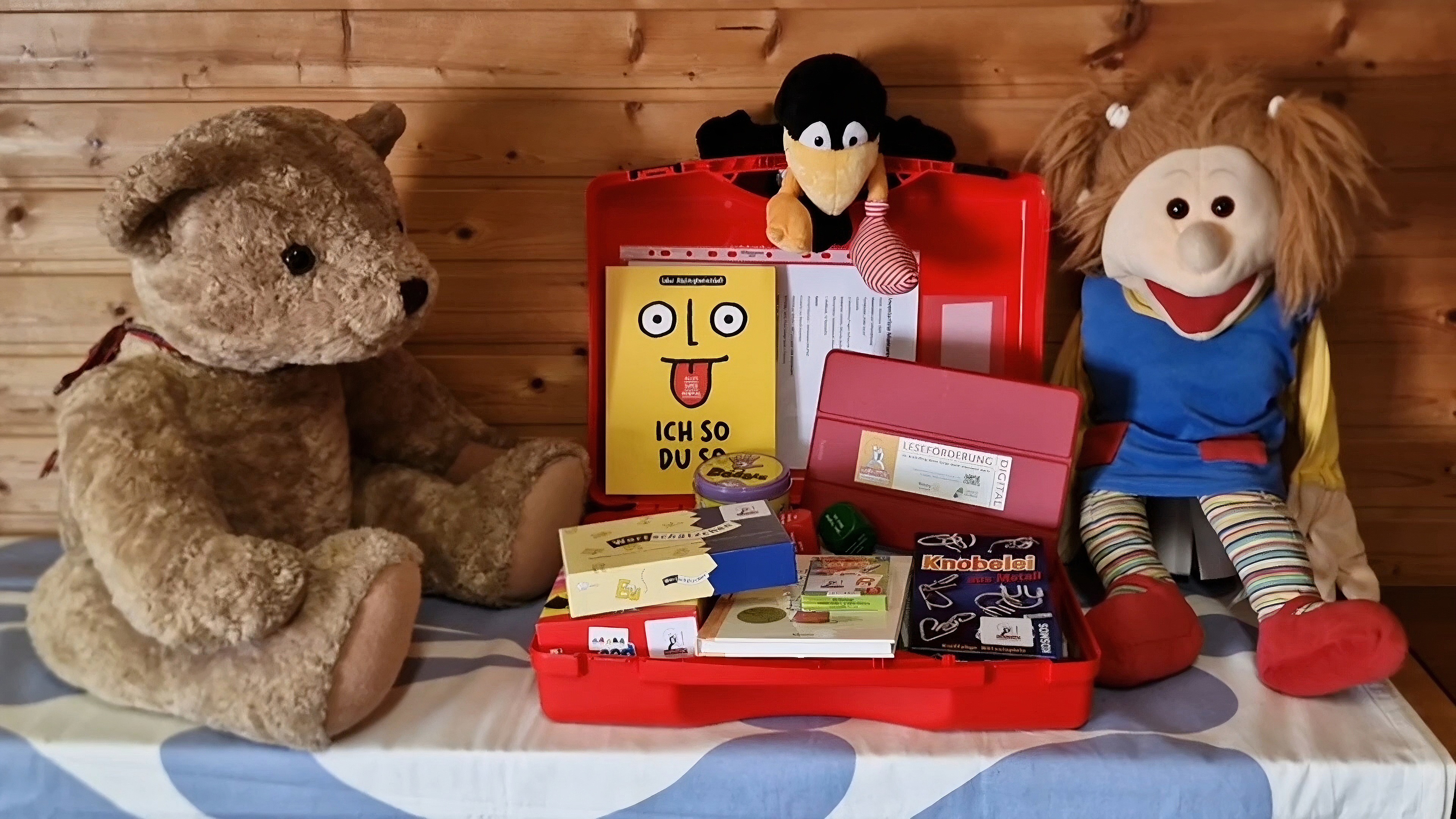 „Lesementor Herr Bär“ mit „Lesekind Lotta“ und dem Lesekoffer