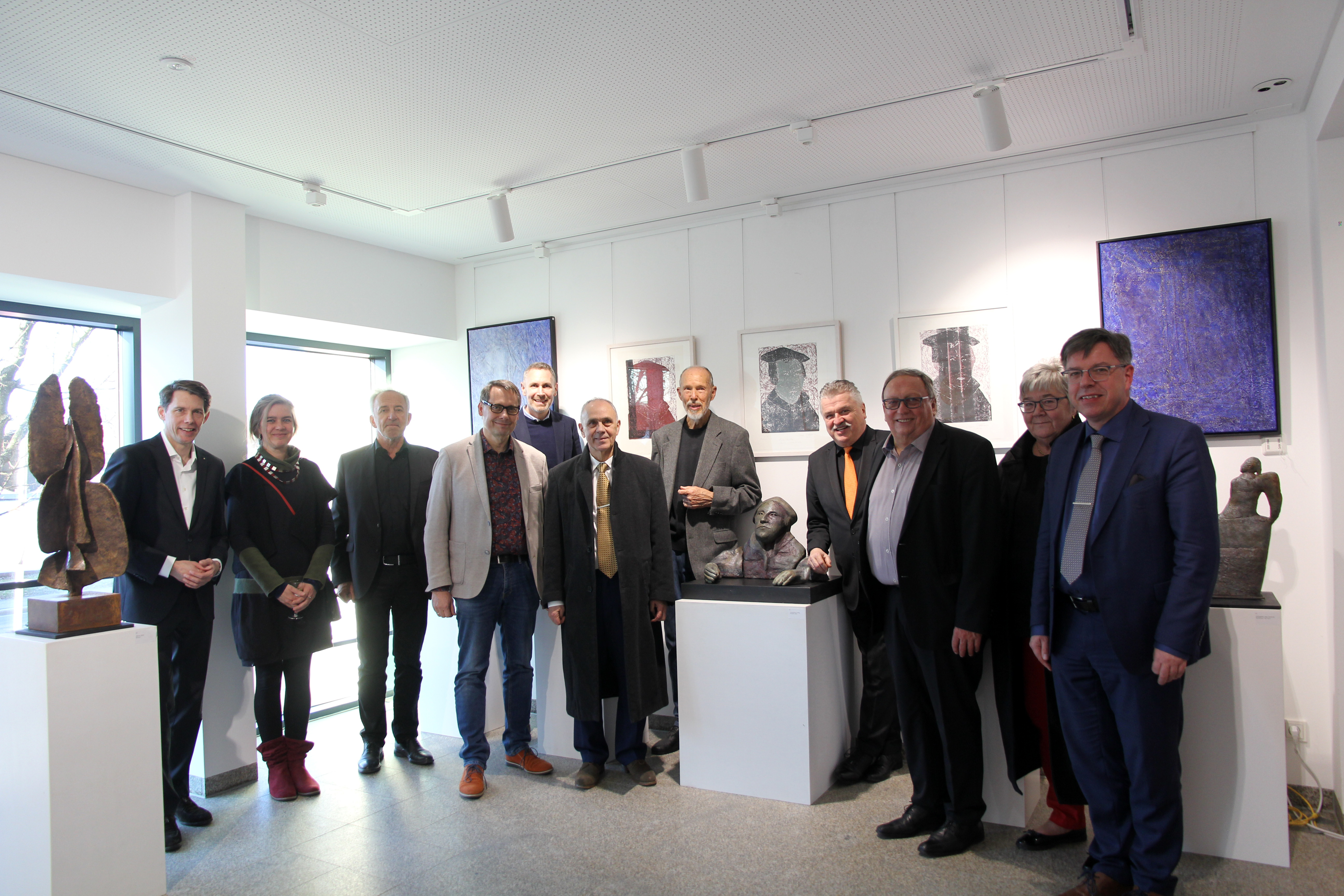 Gruppenbild mit einigen Gästen der Ausstellungseröffnung Claus Tittmann im Landratsamt