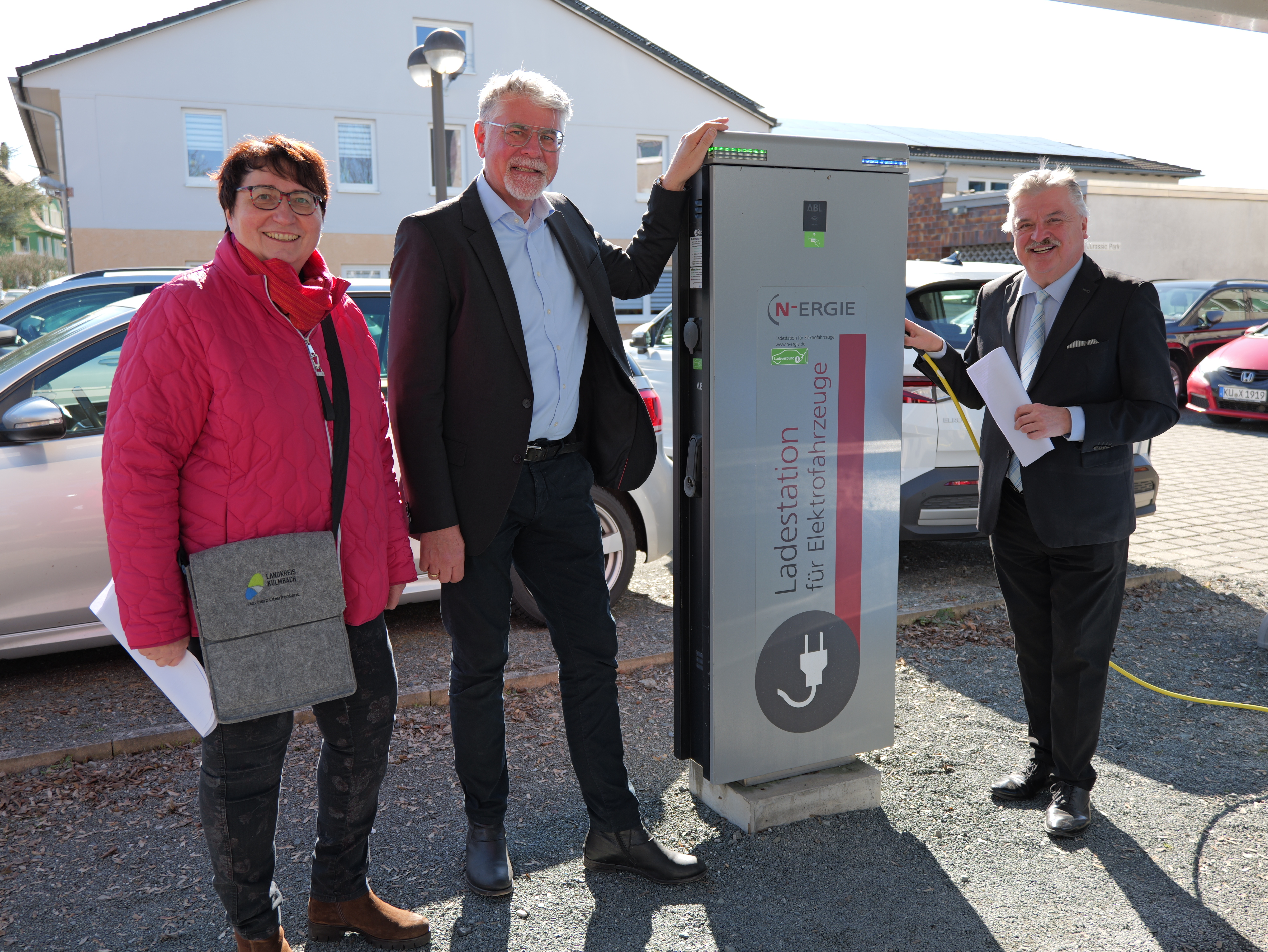 Personengruppe an E-Ladesäule
