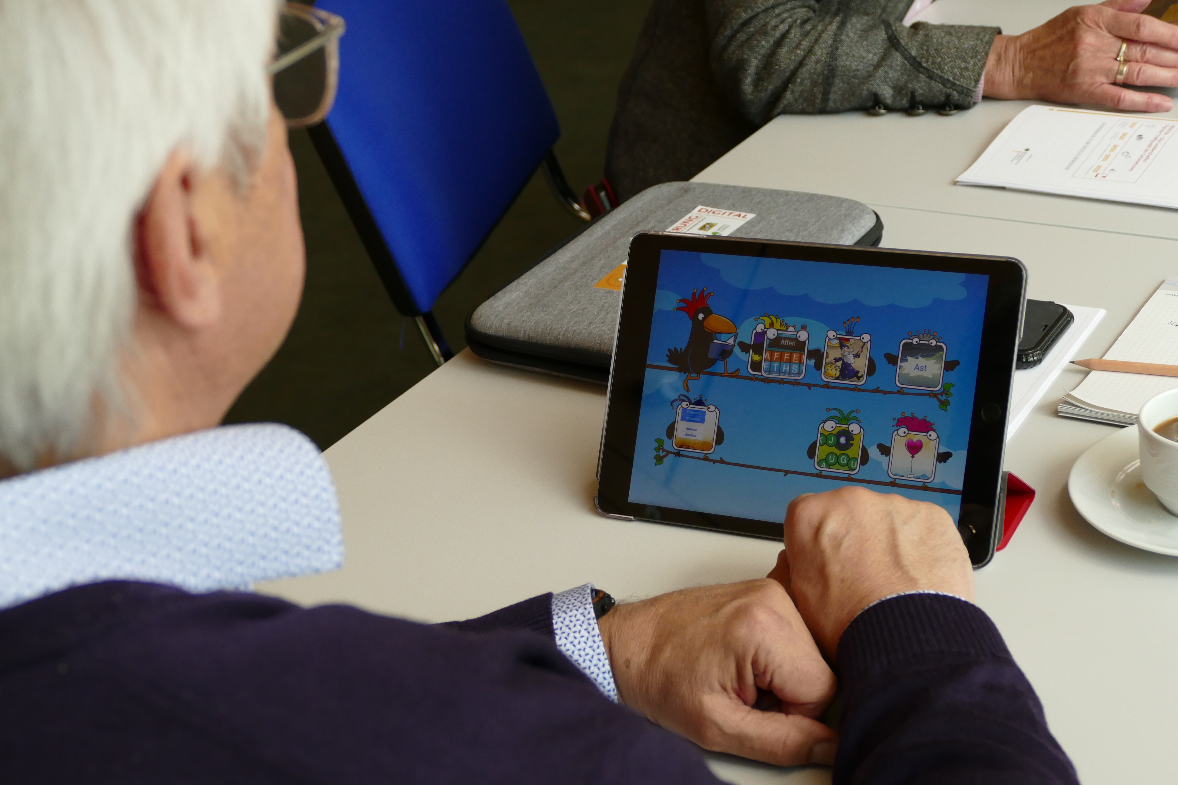 Mann mit Tablet