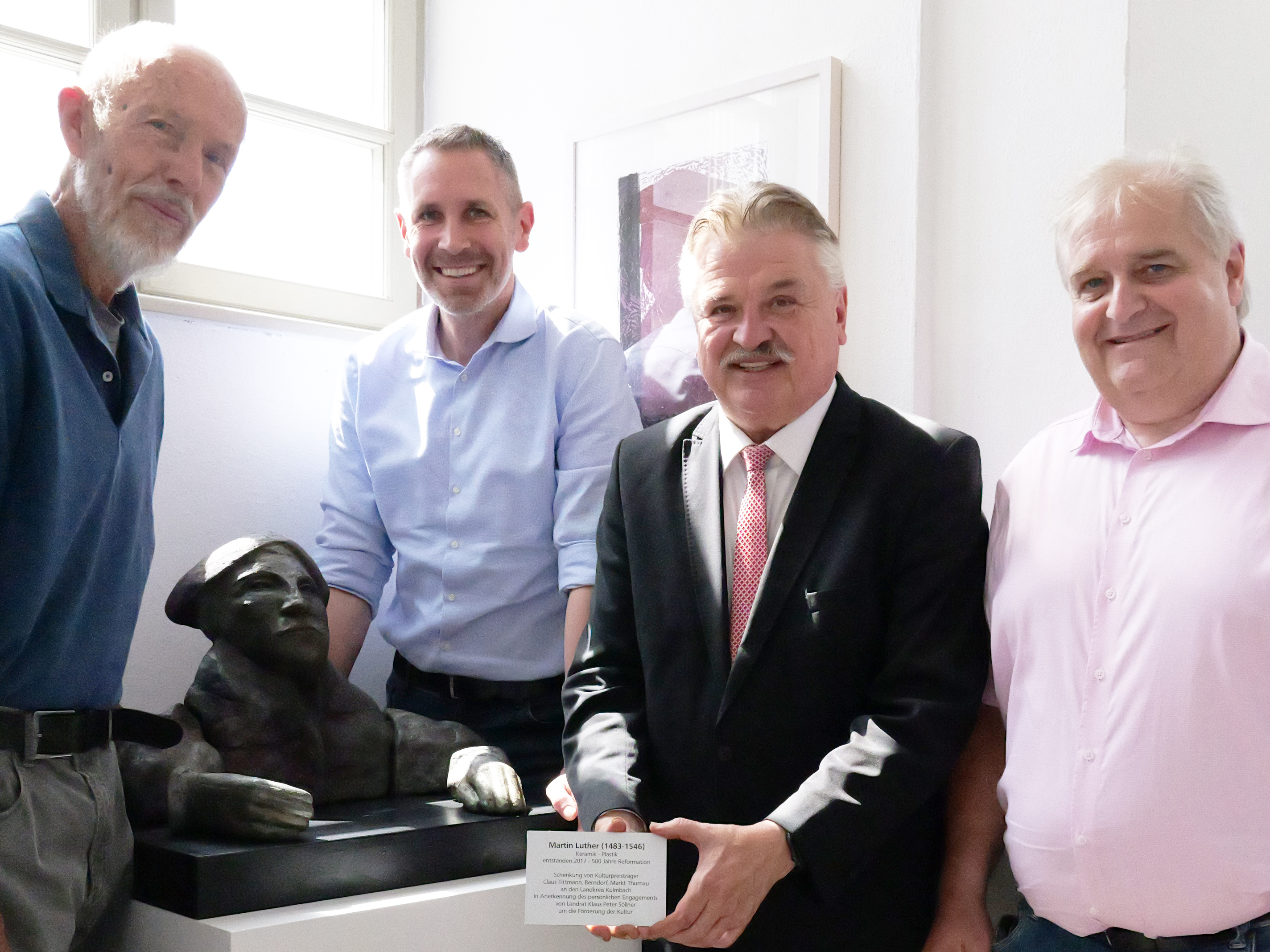 Personengruppe mit Luther-Plastik