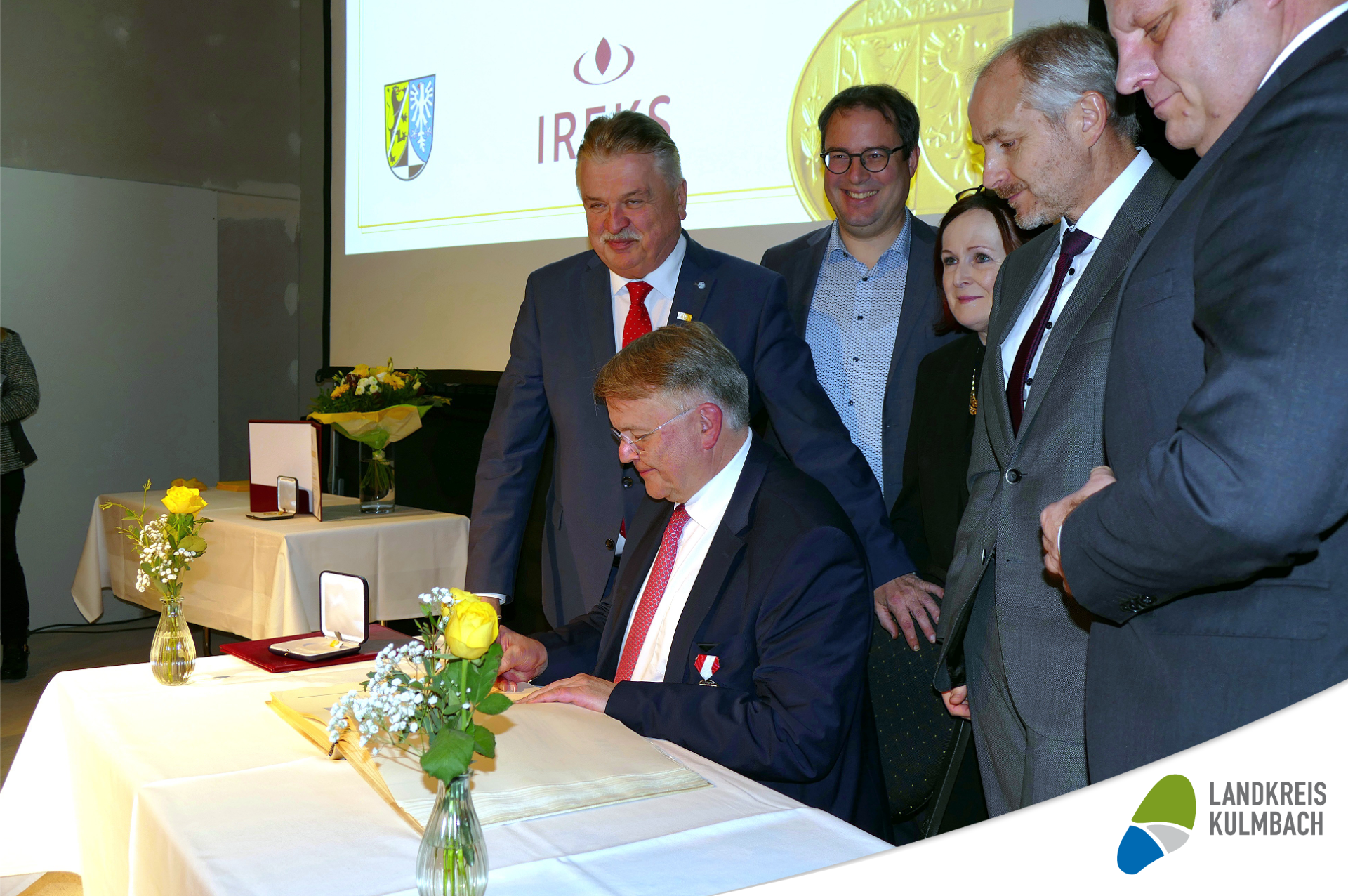 Stefan Soiné beim Eintrag ins Goldene Buch des Landkreises