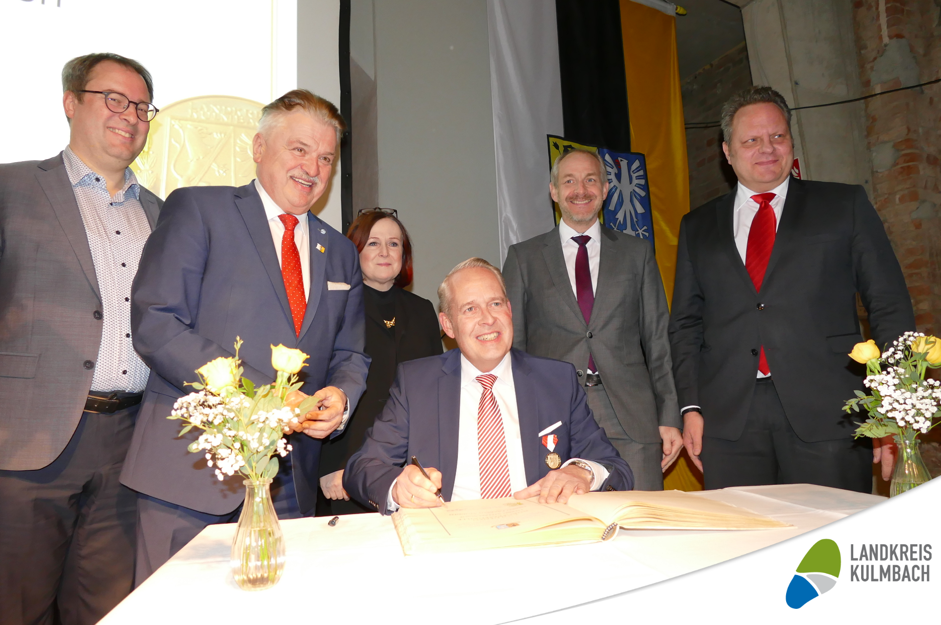 Markus Stodden beim Eintrag ins Goldene Buch des Landkreises