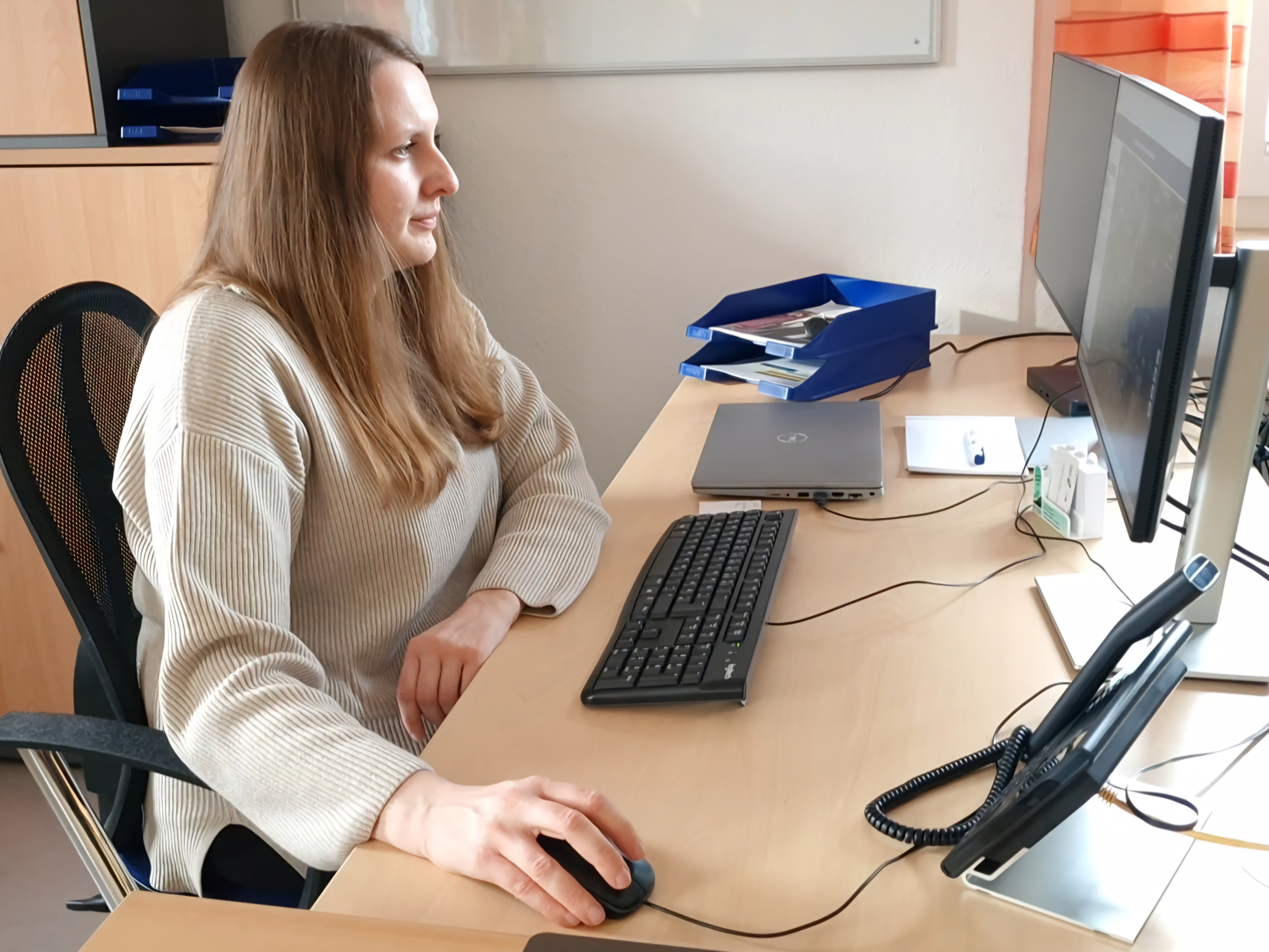 Kerstin Petri an ihrem Arbeitsplatz